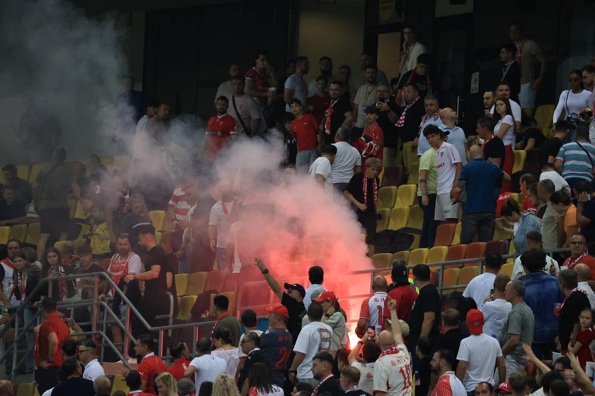 Fanii Farului au aruncat cu torțe în suporterii lui Dinamo