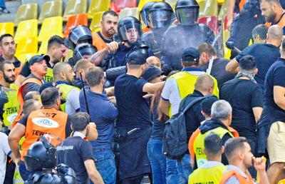 EDITORIAL Radu Naum // De ce meciul cu Suedia e o bombă cu ceas » „Vor reveni bravii fani care se luptă cu etniile, mamele duşmanilor şi orice le vine la gură”