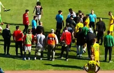 U CLUJ - CS MIOVENI // VIDEO+FOTO Scandal după meci: căpitanul oaspeților s-a certat cu Adrian Falub! Fanii lui U Cluj s-au răzbunat pe fotbaliști: „Puneți ghetele în cui, jucătorii nimănui!”
