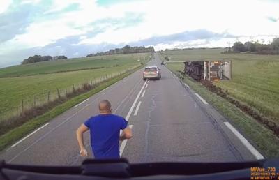 VIDEO Reacția unui șofer român când a văzut tirul din fața lui răsturnându-se: cum a salvat viața unui coleg