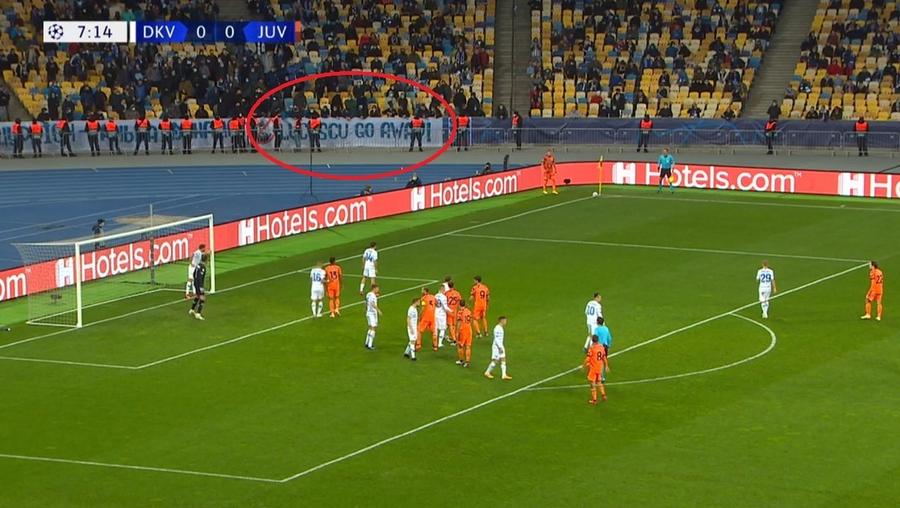 FOTO: Captură @TV Telekom Sport Mircea Lucescu, contestat și în Liga Campionilor! Ce mesaj a apărut la Dinamo Kiev - Juventus