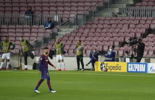 BARCELONA - FERENCVAROS. Pique, gest de neînțeles! ROȘU direct la 3-0 și ratează confruntarea cu Juventus