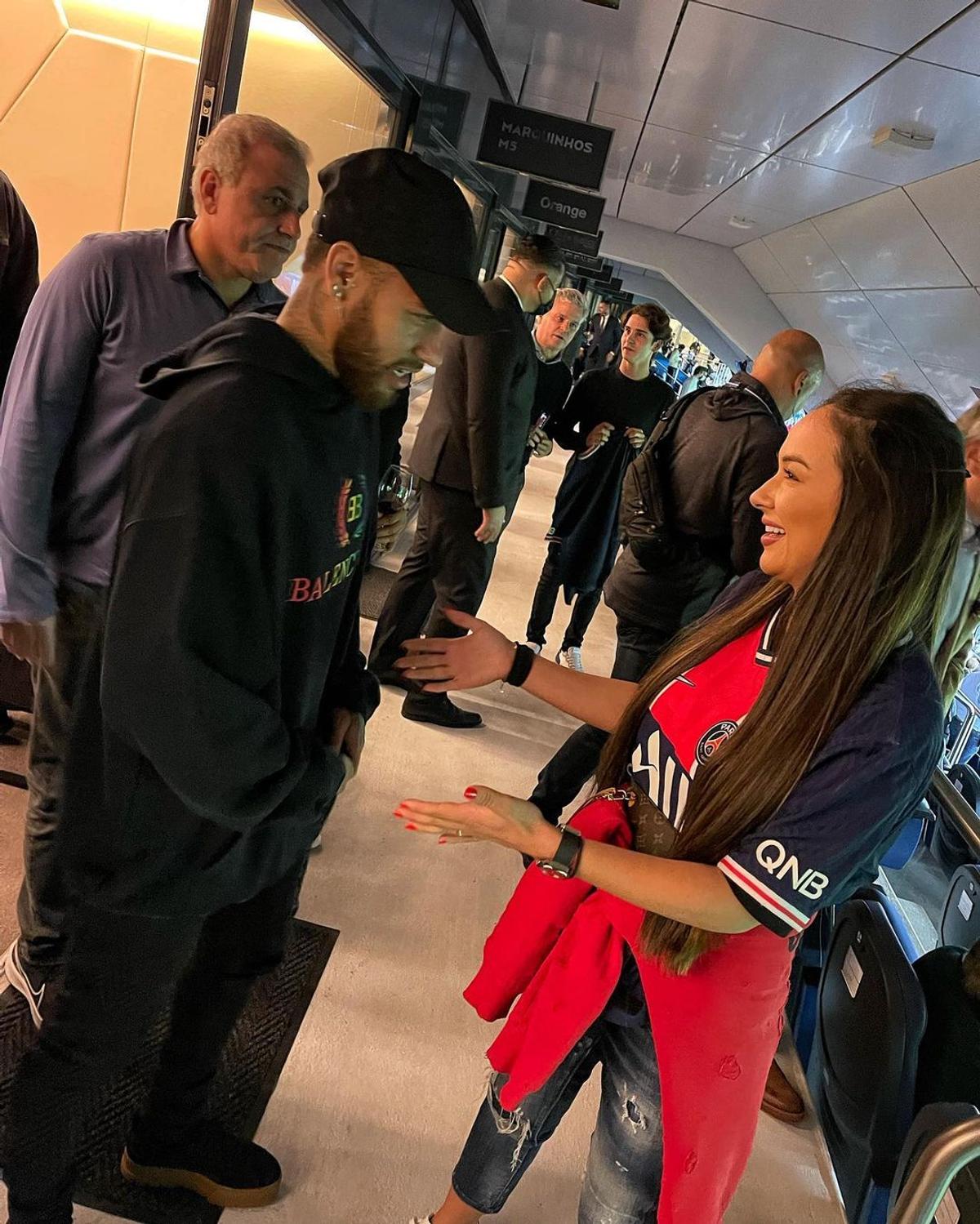 Vedeta din Romania care s-a luat în brațe cu Neymar pe stadion: „Îmi trimit copilul să joace la Paris"