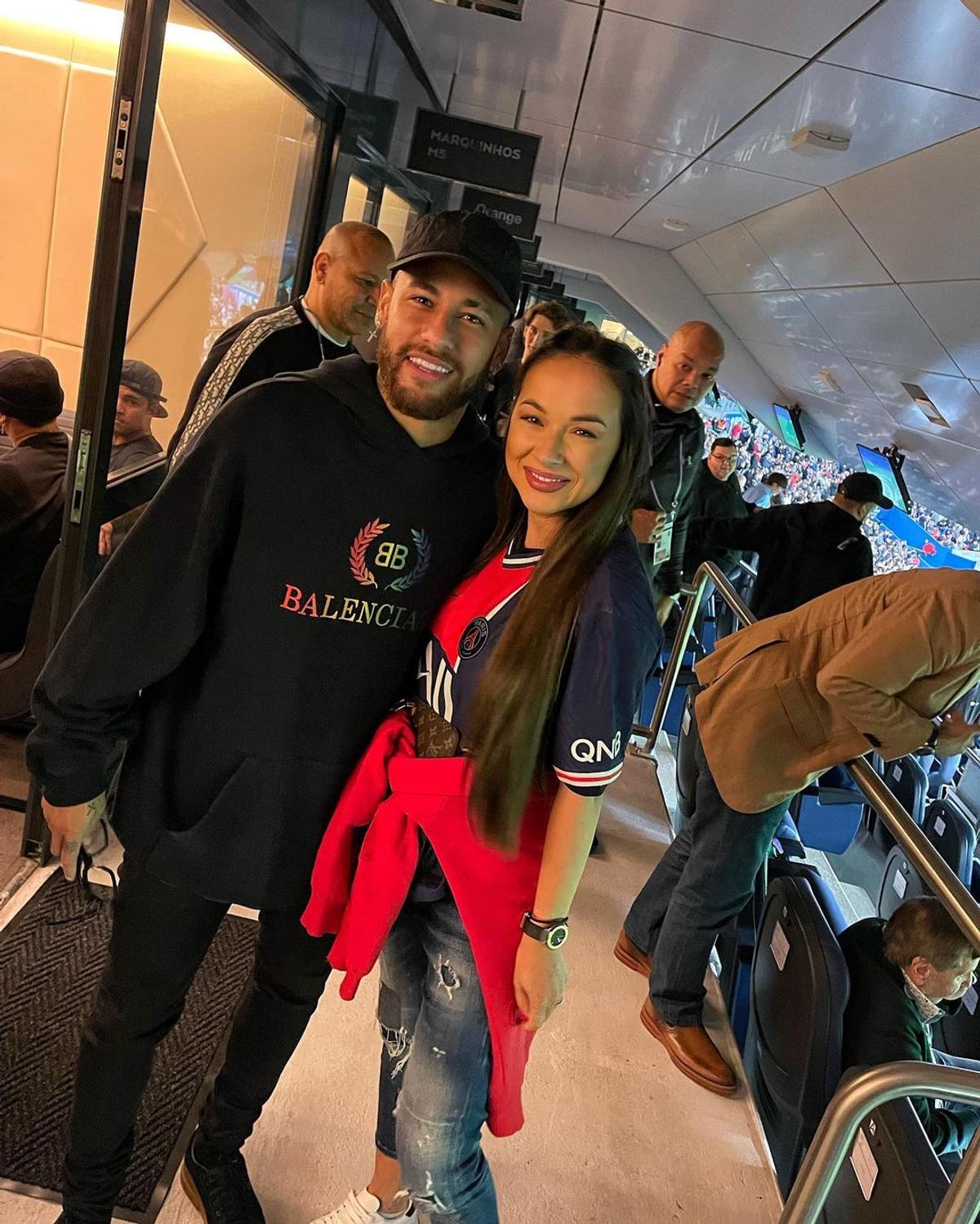 Vedeta din Romania care s-a luat în brațe cu Neymar pe stadion: „Îmi trimit copilul să joace la Paris"