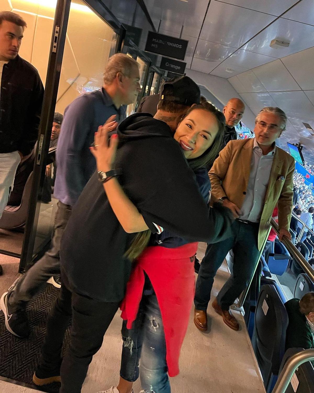 Fotografia cu Denis Alibec la bustul gol care a pus-o pe Vlăduța Lupău în dificultate: „E ăsta care-a plecat acum, nu? Dennis Man?”