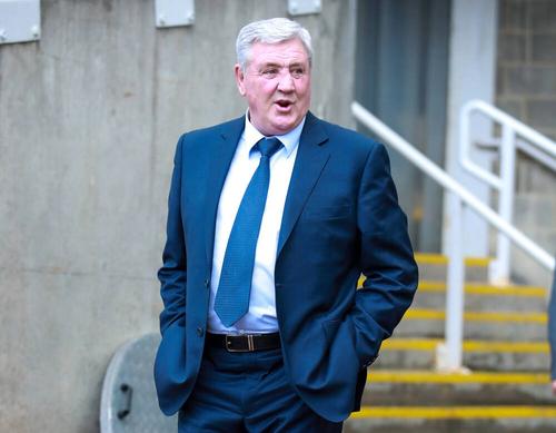 Steve Bruce a fost lăsat totuși încă un meci, al 1.000-lea al carierei sale, la 2-3 acasă cu Tottenham, foto: Sportimage