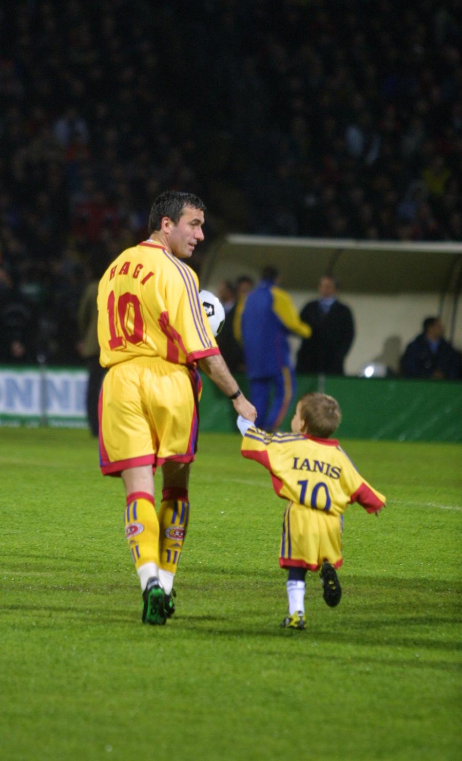 Gică și Ianis în 2001, la Gala Hagi Bogdan Enoiu, la episodul #10 din podcastul „Profu' de Sport” » Povești savuroase despre sacoșa cu bani de la Gala Hagi, Trabantul dat de Copos lui Țiriac, cele 3.000 de meciuri cu CTP și plecăciunea lui George Bush jr