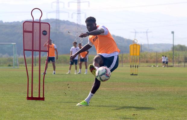 Cum a fost convins un fotbalist francez să accepte un transfer în România: „Mi s-a spus că este o viață bună în țara voastră” + „Cu banii n-am avut nicio problemă!”