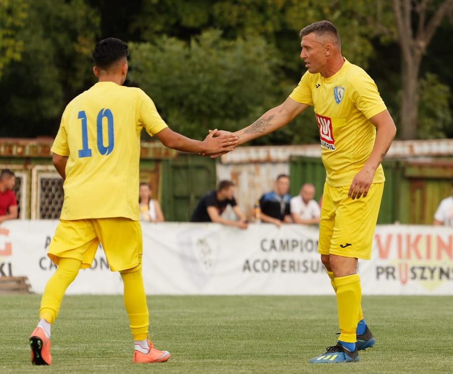 Daniel Chiriță, în dreapta, în tricoul echipei sale Un club de fotbal din România, victimă colaterală a războiului din Ucraina. „A fost o lovitură pentru mine” + Amintire cu președintele Rusiei și un diplomat cu 3 milioane de euro
