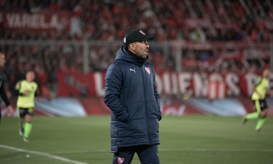 Carlos Tevez n-a vrut să lipsească de pe banca tehnică la meciul Independiente - Barracas Central. Foto: Instagram Impresionant! Carlos Tevez a leșinat în casă, dar n-a vrut să lipsească de pe banca tehnică la meciul Independiente - Barracas Central