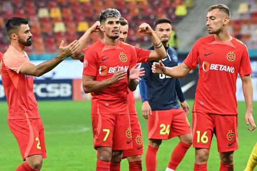Gazeta reia ultimele 6 luni din cariera lui Vali Crețu (stânga) la FCSB. Pare o poveste SF, în care soarta fundașului dreapta în vârstă de 34 de ani s-a schimbat de la o zi la alta.