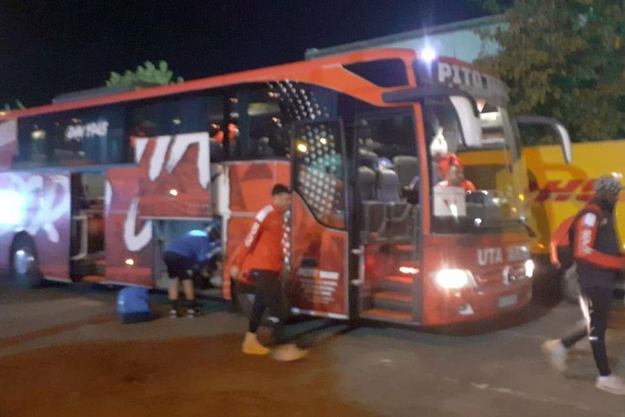 Fotbaliștii arădeni au fost întâmpinați cu aplauze / Sursă foto: Bogdan Cioara Revanșa lui Luckassen și FunSHOW » Rapid a condus în două rânduri, dar UTA i-a penalizat de fiecare dată pe giuleșteni. Clasamentul ACUM