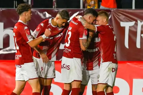 Jucătorii Rapidului, sărbătorind marcarea unui gol