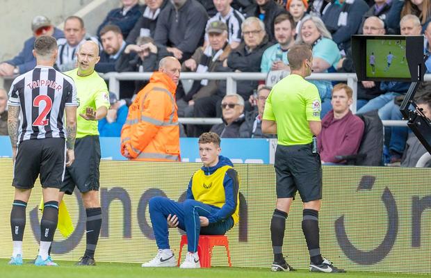 Arbitri-robot în Premier League?! Federația engleză vrea mai multă tehnologie