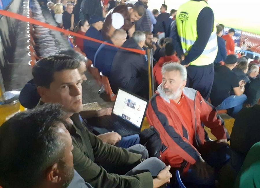Sunt condiții execrabile la masa presei, transmite Bogdan Cioara, corespondentul Gazetei aflat la stadion Revanșa lui Luckassen și FunSHOW » Rapid a condus în două rânduri, dar UTA i-a penalizat de fiecare dată pe giuleșteni. Clasamentul ACUM