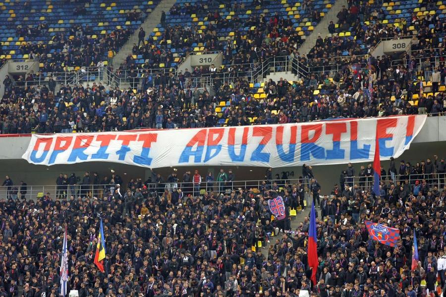 Primul mesaj afișat de galeria FCSB după intrarea pe Arena Națională // foto: Ionuț Iordache (GSP) Primul mesaj afișat de galeria FCSB după intrarea pe Arena Națională