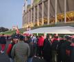 Suporterii celor de la Dinamo intră în stadion