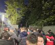 Suporterii celor de la Dinamo intră în stadion