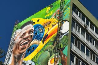 Star la Real Madrid, candidatul #1 la Balonul de Aur, are un mural impresionant în centrul Capitalei: Vini mare, Pele mai mic