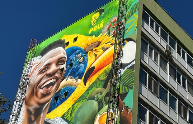 Star la Real Madrid, candidatul #1 la Balonul de Aur, are un mural impresionant în centrul Capitalei: Vini mare, Pele mai mic