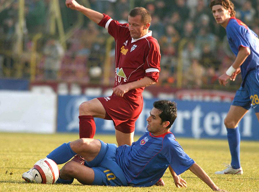 Dorinel Munteanu în tricoul CFR-ului. Foto: sportpictures.eu „BOMBA” de la miezul nopții » Iuliu Mureșan îl dă afară pe Mandorlini de la CFR Cluj și începe negocierile cu antrenorul român