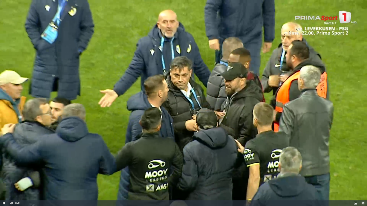 Scandal după Petrolul - CFR! Neagoe și Mandorlini s-au îmbrâncit pe gazon, arbitrii au intervenit imediat