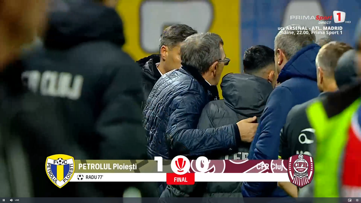 Scandal după Petrolul - CFR! Neagoe și Mandorlini s-au îmbrâncit pe gazon, arbitrii au intervenit imediat
