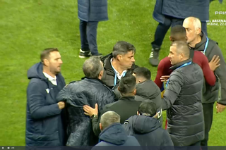 Scandal după Petrolul - CFR! Neagoe și Mandorlini s-au îmbrâncit pe gazon, arbitrii au intervenit imediat