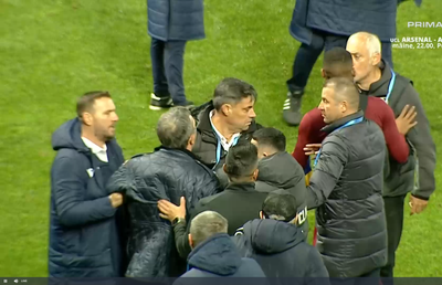 Scandal după Petrolul - CFR! Neagoe și Mandorlini s-au îmbrâncit pe gazon, arbitrii au intervenit imediat