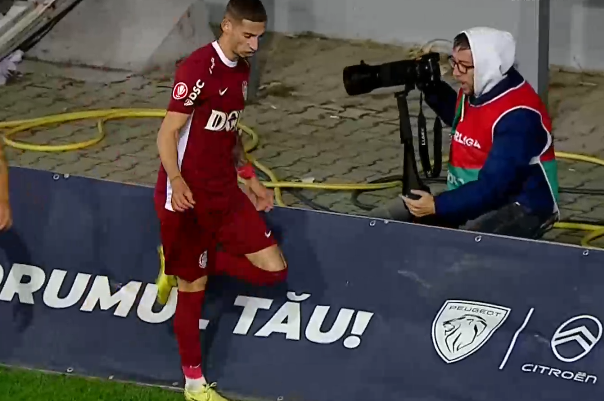 Moment uluitor în Petrolul - CFR Cluj! A avut o criză de nervi și aproape i-a distrus laptopul unui fotograf