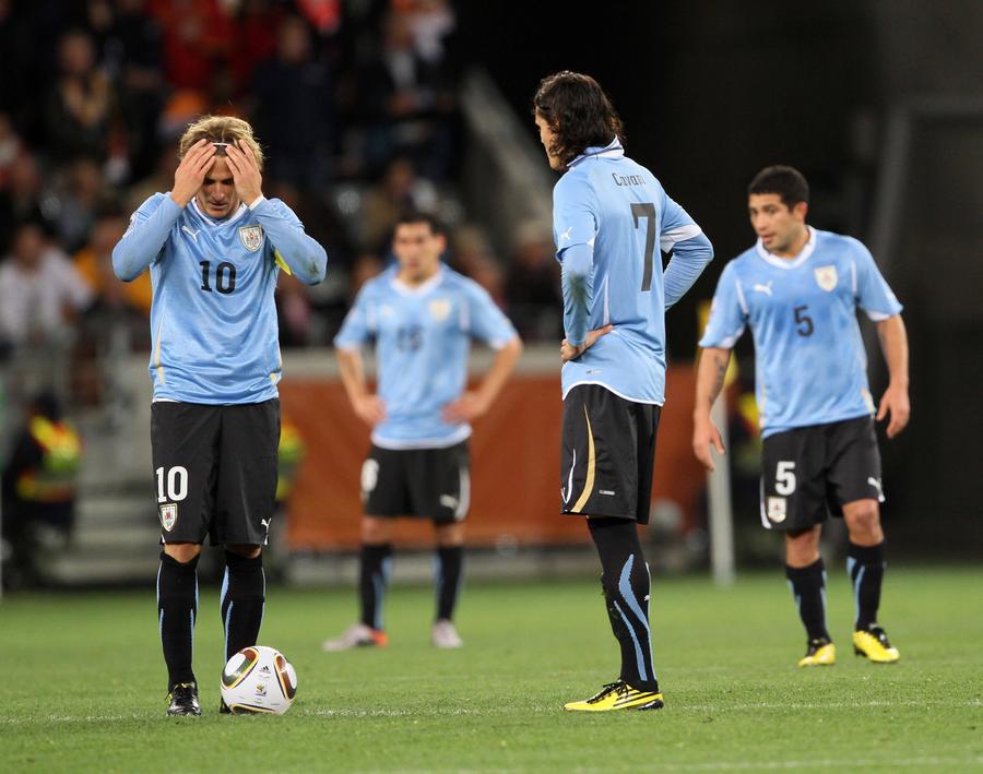 Eroii recenți ai Uruguayului. Diego Forlan (în stânga) și Edinson Cavani (în dreapta) la Campionatul Mondial din 2010 / Imago Images De la 12.000 km de România, a vorbit despre Rapid și favorita lui la Mondial: „Țara va «exploda»!”