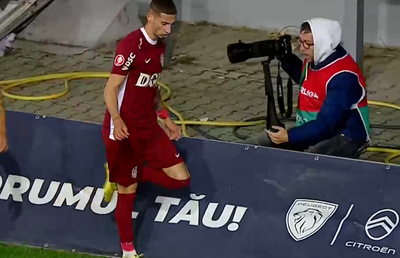 Moment uluitor în Petrolul - CFR Cluj! A avut o criză de nervi și aproape i-a distrus laptopul unui fotograf