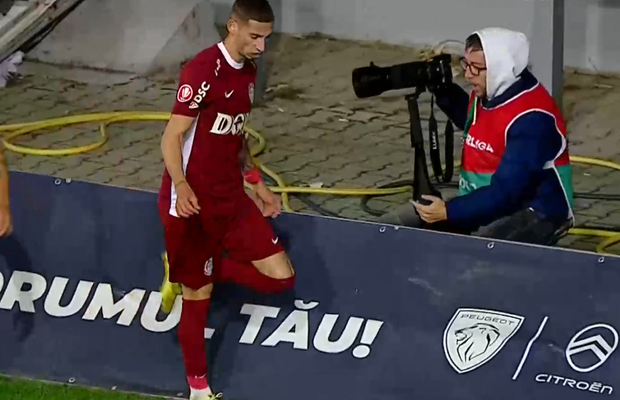 Moment uluitor în Petrolul - CFR Cluj! A avut o criză de nervi și aproape i-a distrus laptopul unui fotograf