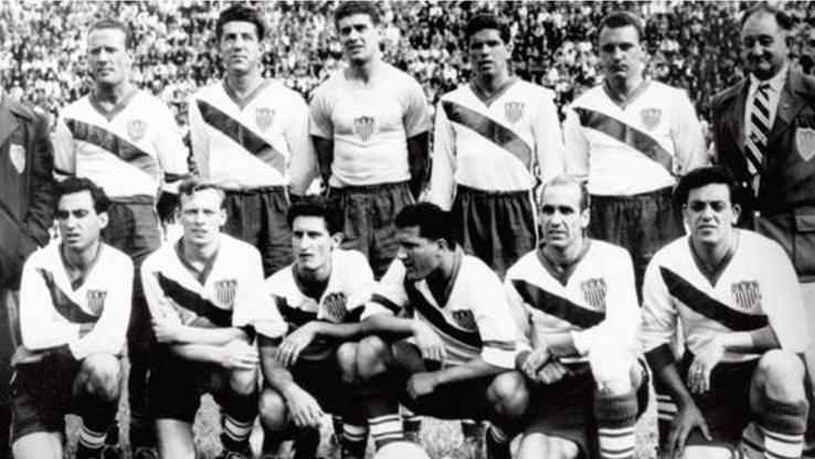 Joe Gaetjens (pe rândul de jos, al patrulea de la stânga la dreapta) a semnat primul succes de senzație din istoria naționalei SUA