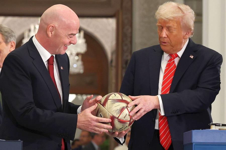 Donald Trump și Gianni Infantino / Sursă foto: Guliver/Getty Images Scandal ajuns în Parlamentul UE » Fotbalul european e somat să cerceteze rolul avut de SUA în cazul Balogun!