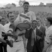 Joe Gaetjens, purtat pe brațe după golul din „Miracolul de la Belo Horizonte” FOTO: Getty Images