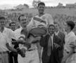 Joe Gaetjens, purtat pe brațe după golul din „Miracolul de la Belo Horizonte” FOTO: Getty Images
