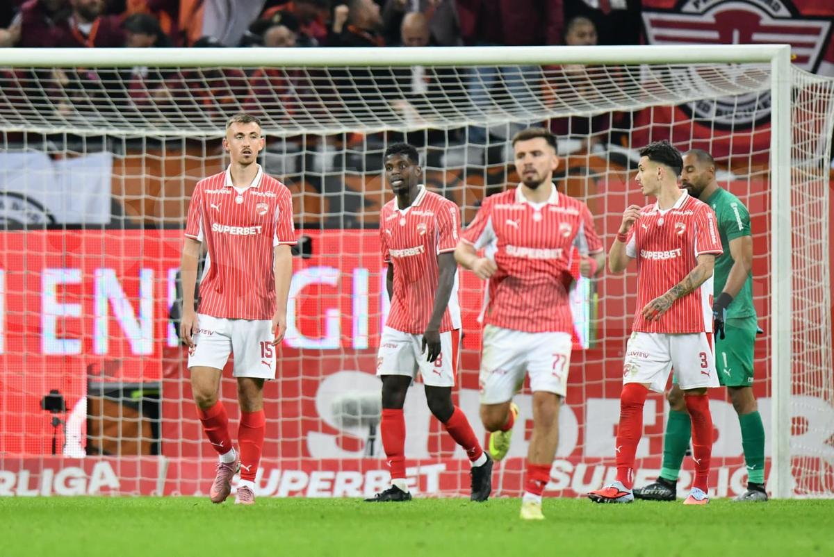 Nu s-au putut abține » Dinamoviștii i-au întors obscenitățile lui Alex Dobre, inamicul numărul 1 în derby
