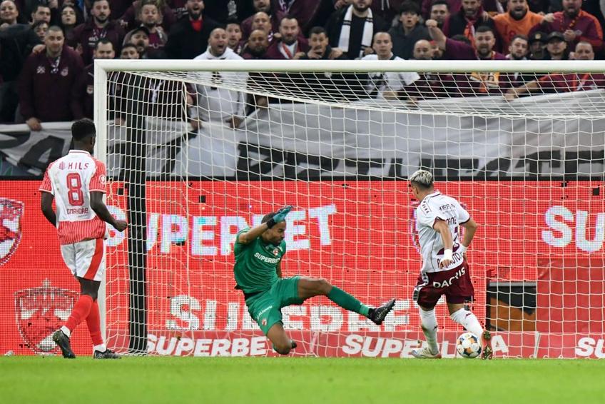 Așa a marcat Rapid golul 2 cu Dinamo. Apărarea „câinilor” a rămas corijentă. FOTO: GSP.ro