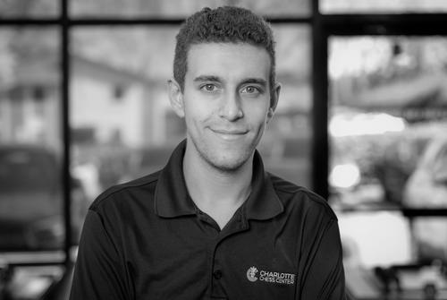 Daniel Naroditsky, un tânăr campion la șah, considerat unul dintre cei mai mari talente ai generației sale, a murit în mod neașteptat la doar 29 de ani. 
Foto: Charlotte Chess Center