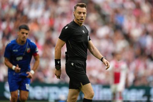 Grecul Christos Vergetis arbitrează Inter Club d'Escaldes - Universitatea Craiova // foto: imago images