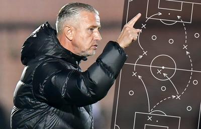 FCSB, captivă între două reprize » Ce încearcă Reghecampf și de ce jocul se rupe