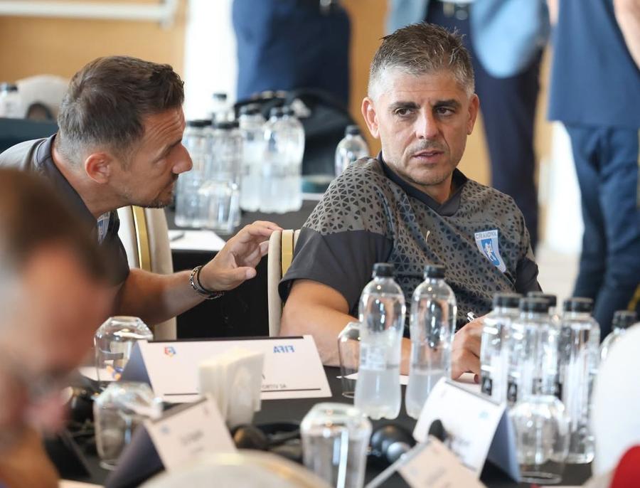 Eduardo Covelo și Adrian Lică la un seminar organizat la FRF. Foto: facebook Academia U Craiova Continuă debandada la Academia U Craiova! Antrenor dat afară după ce l-a făcut zob pe directorul Eduardo Covelo: „E un întreg scandal” + Ce s-a întâmplat cu bătăușii de la U17