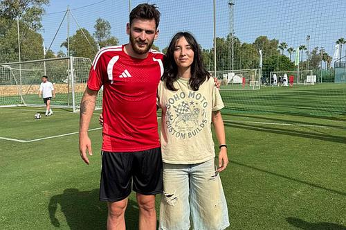 Iris Arsenie, alături de Khvicha Kvaratskhelia după partida de tenis de picior
