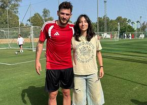 O româncă a jucat tenis de picior cu Khvicha Kvaratskhelia, vedeta PSG-ului