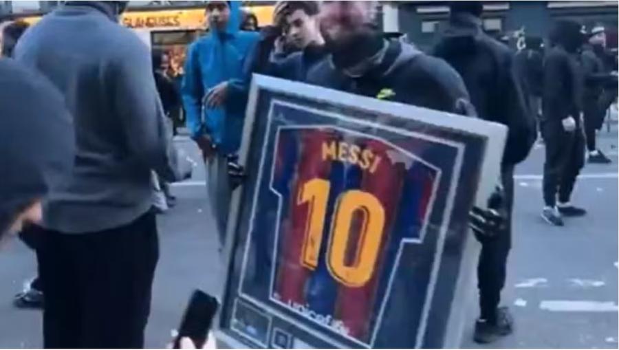 Captură milionară a protestatarilor! » Au sustras două piese de colecție cu însemnele lui Messi