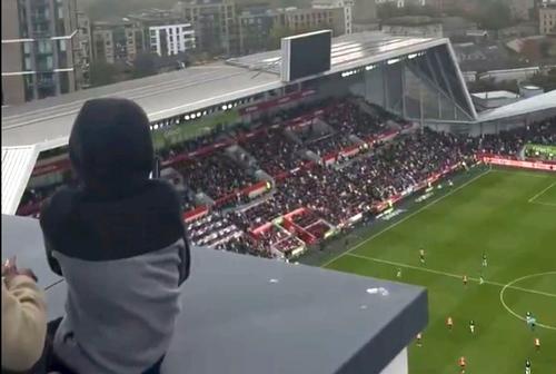 Un bărbat a șutat o minge de rugby pe teren în Brentford - Liverpool 1-2 / Foto: Captură X
