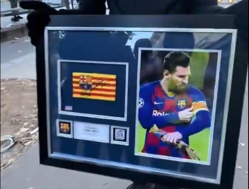 Banderola de căpitan, cu tot cu autograful argentinianului, pe care Lionel Messi a purtat-o la Barcelona / Foto: X