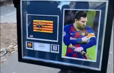Captură milionară a protestatarilor! » Au sustras două piese de colecție cu însemnele lui Messi