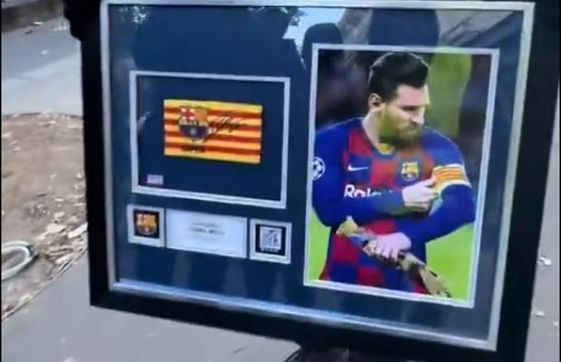Captură milionară a protestatarilor! » Au sustras două piese de colecție cu însemnele lui Messi